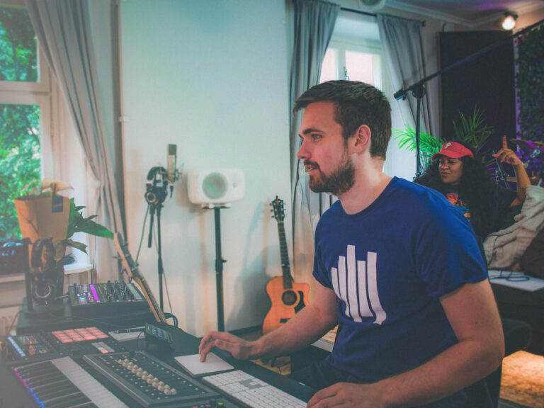 Filip killander med artist på besök i KMR Studios